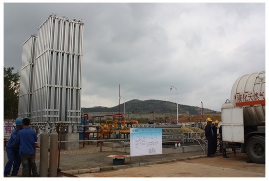 我市首座LNG釋放站建成，燃?xì)獗９┠芰⒂兴嵘?>                            <div   id="xj59vrp"   class="con">
                                <span id="xj59vrp"    class="title">我市首座LNG釋放站建成，燃?xì)獗９┠芰⒂兴嵘?/span>
                                <p class="des">
	10月30日，我市首座液化天然氣（LNG）釋放站在北部新城高中壓站內(nèi)建成并投入運行，現(xiàn)每天的正常補充量達(dá)到3萬方。該站設(shè)計氣化能力3000方/小時，如連續(xù)氣化可以增加供應(yīng)量8萬方/日，將提升我市燃?xì)獗９┠芰Α?


	&nbsp;


	我市由于處于川氣東送供氣范圍，受上游供氣不足等因素影響，氣源一直較為緊張。隨著天然氣市場的快速發(fā)展，客戶量不斷增加，特別是工業(yè)客戶的增加和增產(chǎn)，用...</p>
                            </div>
                            <div   id="xj59vrp"   class="time">
                                <span id="xj59vrp"    class="day">27</span>
                                <span id="xj59vrp"    class="year-month">2013-11</span>
                            </div>
                        </a>
                    </li>
                                        <li>
                        <a href="show.php?Id=105" target="_blank">
                            <img src=
